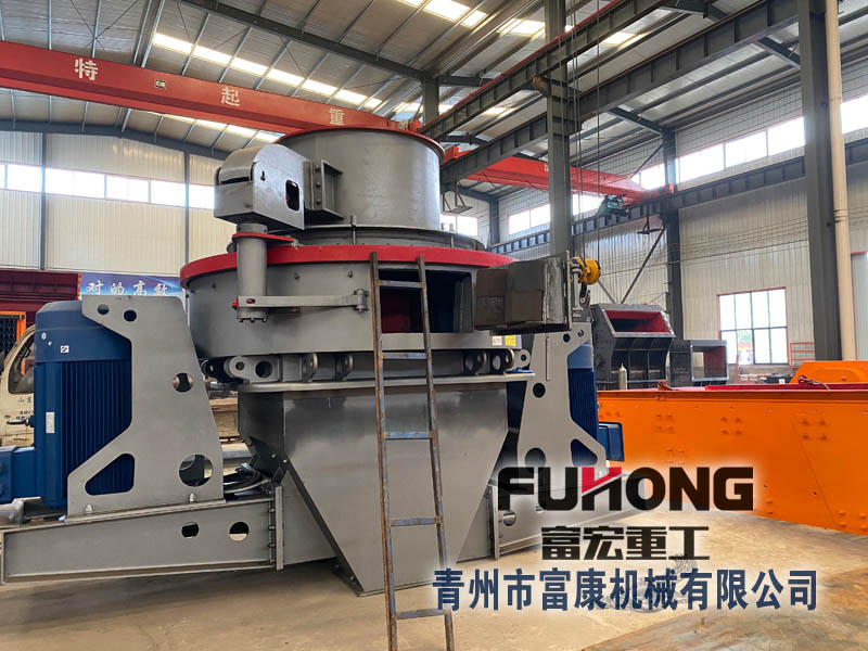 立式?jīng)_擊式破碎機可用于粗磨作業(yè)，可破碎小于60mm的入料