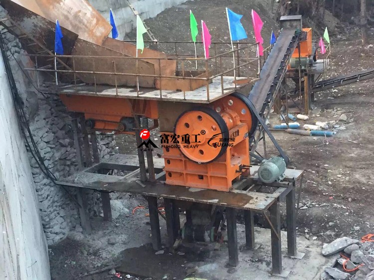 新型顎式破碎機(jī) 新型顎式破碎機(jī)